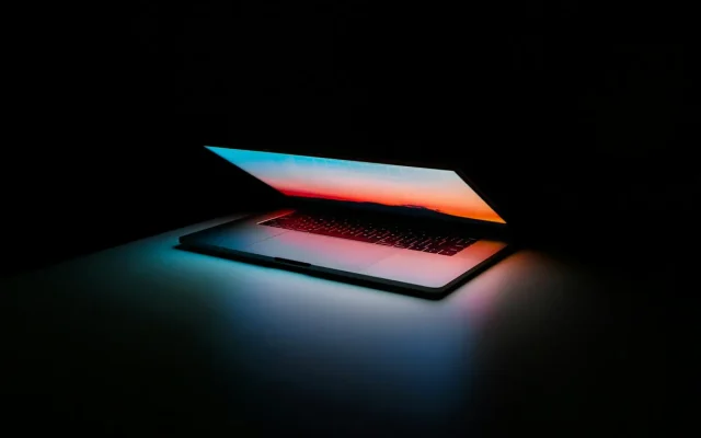 亚克力与PC板对比：透光材料的取舍